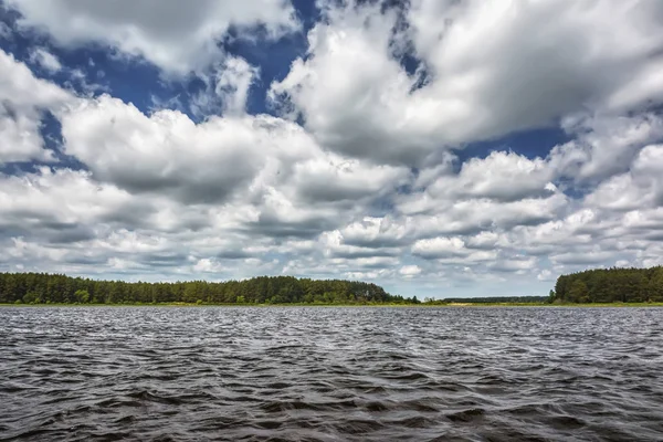 Día Soleado Lago Orilla Con Bosque Cielo Azul Con Nubes — Foto de Stock