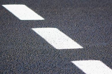 Noktalı işaretli yeni asfalt parçası.