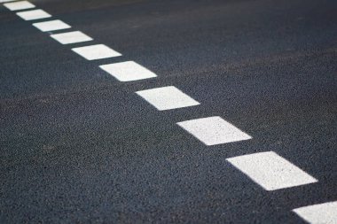 Noktalı işaretli yeni asfalt parçası.