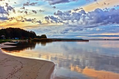 Alacakaranlık Gölü üzerinde. Gökyüzü ve bulutlar suda görüntülenir.