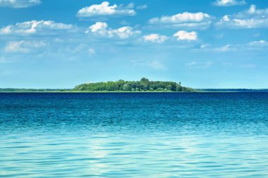 Manzara. Göldeki ada..