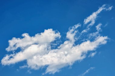 Mavi gökyüzündeki bulutlar.