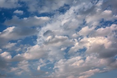 Mavi gökyüzündeki bulutlar.