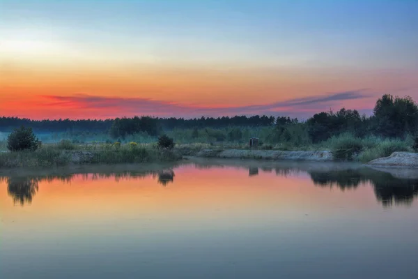 Landschaft Dämmerung See Wald Hintergrund Und Nebel Ufer — Stockfoto