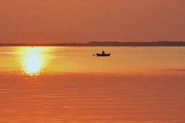 Sunset Lake Boat Fisherman Sunny Track Water — Stock Photo, Image