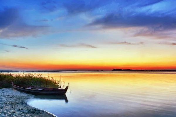 Dämmerung See Fischerboot Ufer — Stockfoto