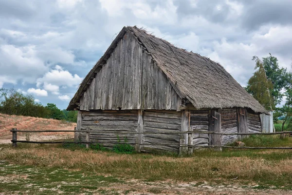 Sazlıklarla Kaplı Eski Ahşap Bir — Stok fotoğraf