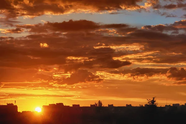 Krajobraz Słońce Zachodzie Słońca Chmury Pierwszego Planu Sylwetek Dachy — Zdjęcie stockowe