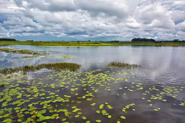 Nuvole Tempesta Sul Fiume — Foto Stock