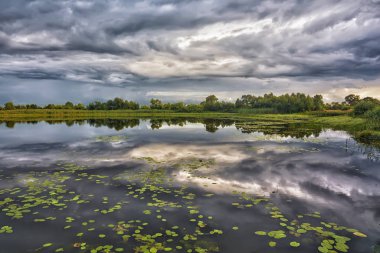 Havza üzerinde akşam fırtınası ve dramatik gökyüzü ve bulutlar.