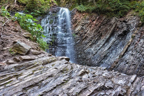 Cascata Montagna Dei Carpazi Acqua Sgorga Dalla Roccia Con Vegetazione — Foto Stock