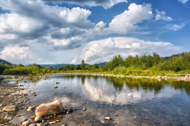Yatay, dağlar, ağaçlar ve Nehri ön.