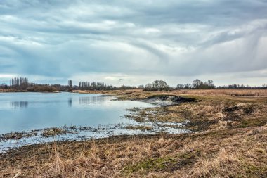 Bulutlu bir günde nehir kıyısı.