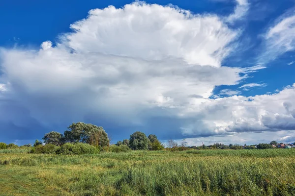 Paisaje Rural Cielo Azul Con Nubes Sobre Prados Árboles Arbustos — Foto de Stock