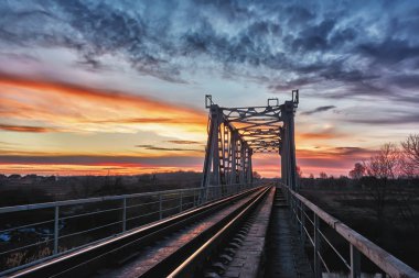 Gün batımında metal Demiryolu Köprüsü.