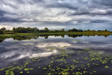 Havza üzerinde akşam fırtınası ve dramatik gökyüzü ve bulutlar.