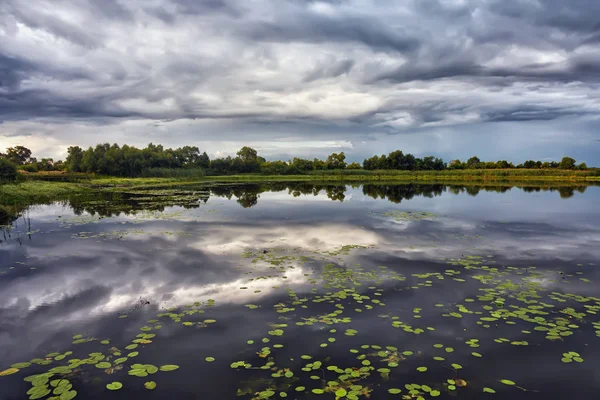 Havza üzerinde akşam fırtınası ve dramatik gökyüzü ve bulutlar.