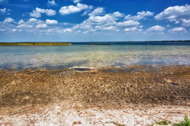 Gölde güneşli bir gün.
