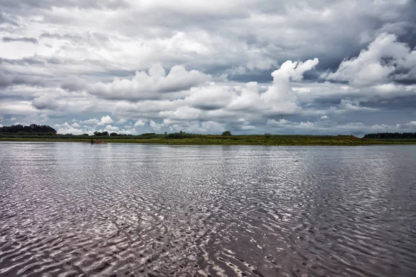 Nuvole Tempesta Sulla Riva Del Fiume — Foto Stock