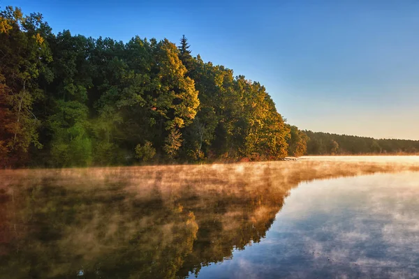 Salida Del Sol Sobre Lago Con Orilla Cubierta Bosque — Foto de Stock