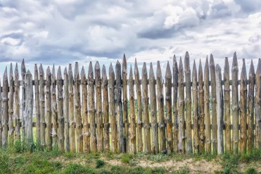 Gökyüzüne karşı bulutlu Palisade.