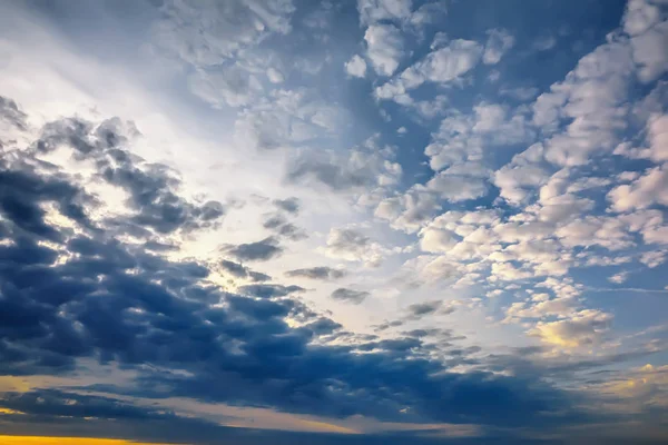 Nuvole Sul Cielo Blu All Alba — Foto Stock