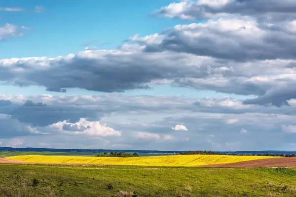 Paesaggio Rurale Campo Arato Stupro Prati Foresta Con Cielo Blu — Foto Stock