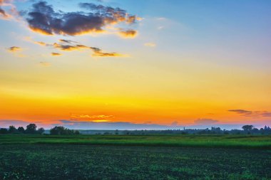 Kırsal alanda akşam - tarlalar ve çayırlar üzerinde gün batımı.