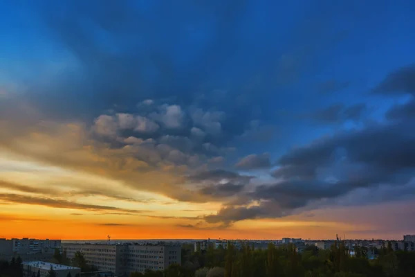 Nascer Sol Céu Com Nuvens Sobre Cidade Manhã — Fotografia de Stock