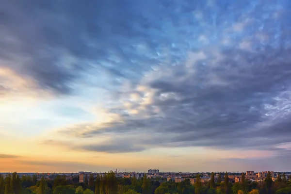 Obloha Mraky Nad Městem Ráno — Stock fotografie