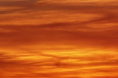 Arka plan - gökyüzü bulutlu gün batımında.