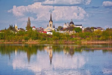 Manzara - kiliseler ve tapınaklar (şehir Lutsk, Ukrayna'nın Nehri'nin kıyısında).