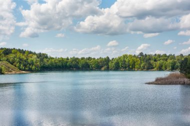 Ormandaki bazalt gölü eski bir taş ocağının olduğu yerde..