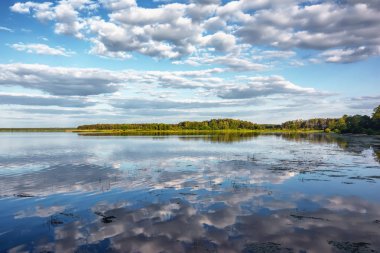 Gölde güneşli bir gün.