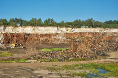 Ormanın ortasında kazıcıları olan bazalt ocağı.