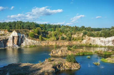 Ormandaki bazalt gölü eski bir taş ocağının olduğu yerde..