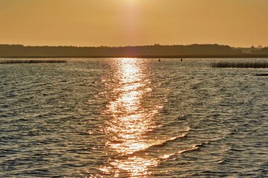 Gölde gün doğumu.