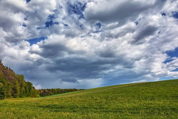 Paisagem Prados Com Nuvens Trovão Sobre Eles — Fotografia de Stock