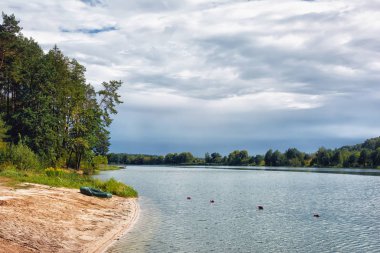 Nehir kıyısında fırtına bulutları.