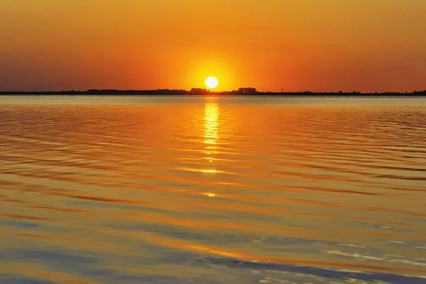 Puesta Sol Sobre Lago Sol Sobre Silueta Costa — Foto de Stock
