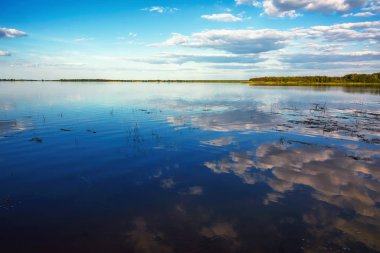 Gölde güneşli bir gün.