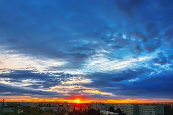 日の出市内の朝 雲と空 — ストック写真