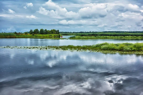 Nuvole Tempesta Sulla Riva Del Fiume — Foto Stock