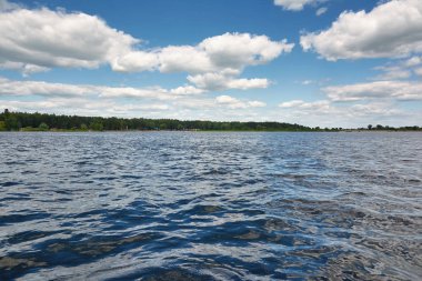güneşli bir gün nehir üzerinde.
