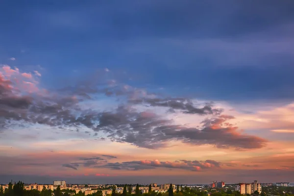 Solnedgång Över Kvällen Stad Himmel Med Moln — Stockfoto