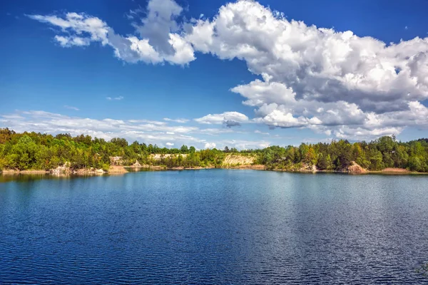 Día Soleado Sobre Lago Con Costas Rocosas Bosque —  Fotos de Stock