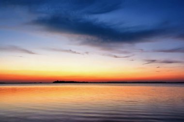 Gölde alacakaranlık.