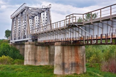 Metal demiryolu köprüsü nehir boyunca.