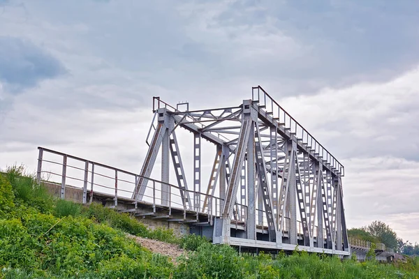 Metal demiryolu köprüsü nehir boyunca.
