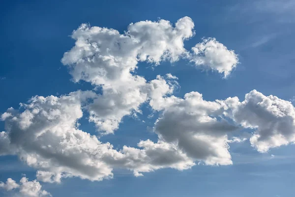 Облака Солнечном Свете Голубом Небе — стоковое фото